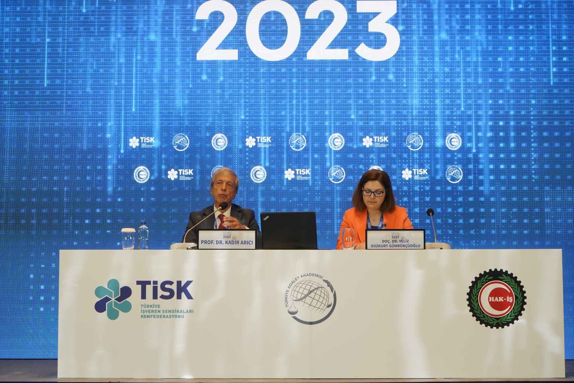 Merkez Müdür Yardımcımız Doç. Dr. Yeliz Bozkurt Gümrükçüoğlu İş Hukuku Değerlendirme Sempozyumu'nda “İş Sözleşmesinin Sona Ermesi” konulu tebliğini sundu.